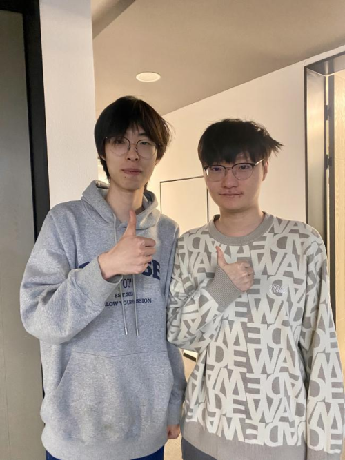 图(tú)为(wèi) 左(zuǒ)Morningcalm与(yǔ)右(yòu)2019世(shì)界(jiè)冠(guān)军(jūn)FMVP Tian合(hé)影(yǐng)