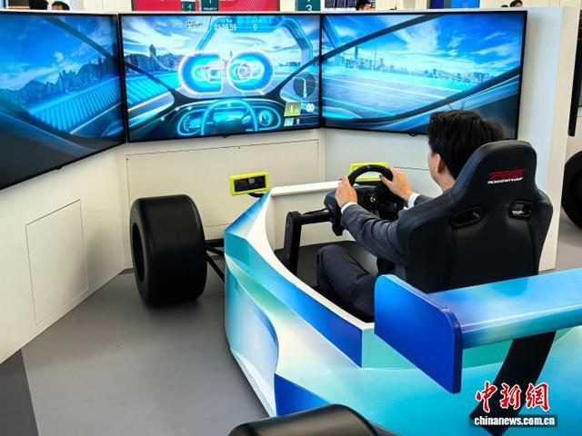 7月22日，香港国际机场举办“E-sport电竞体验区传媒体验日”活动。图为旅客体验电竞赛车项目。 中新网记者 刘玥晴 摄