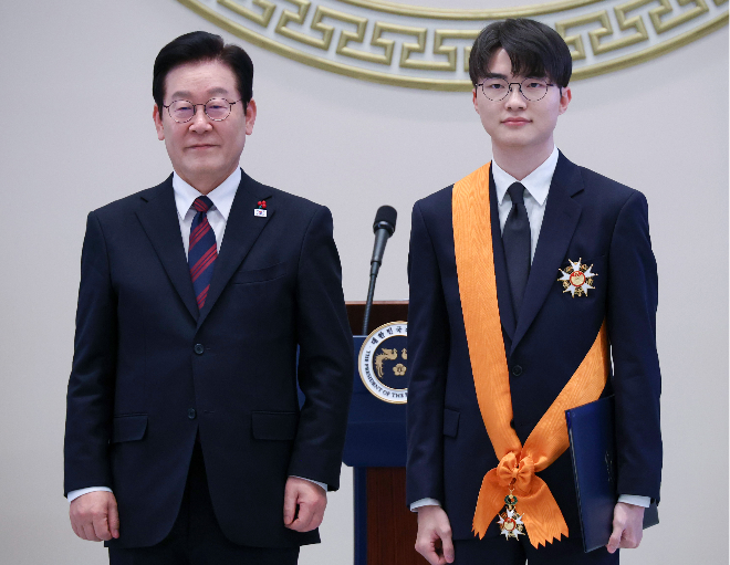 ▲1月2日，韩国总统李在明（左）在青瓦台迎宾馆新年贺礼会上向Faker（李相赫）授予体育勋章后合影